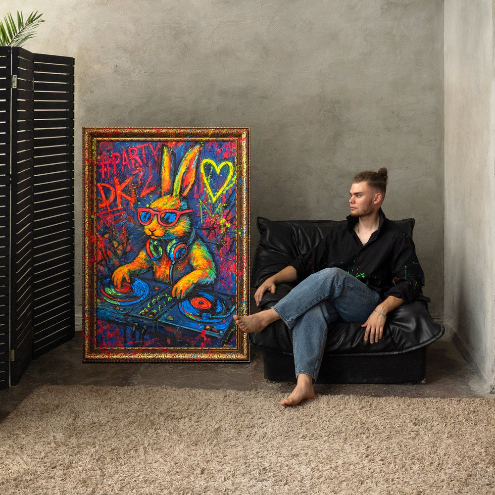 Bunter Hase mit Brille Pop-Art Leinwandbild im modernen Atelier