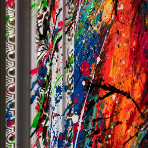 Strukturierte Oberfläche mit kräftigen Pinselstrichen