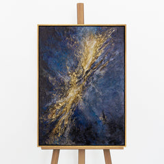 Handgemaltes Acrylbild „Silberne Tiefe" auf Staffelei – kosmischer Goldstrom auf Blau & Violett, schwarzer Goldrahmen, 50x70 cm