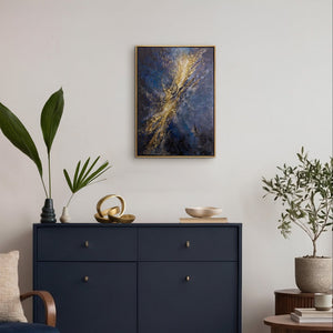 Kosmisches Acrylgemälde „Silberne Tiefe" im modernen Wohnzimmer – dramatische Wanddeko in Blau und Gold