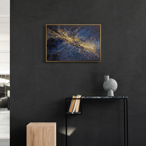 Kosmisches Querformat Gemälde „Silberne Tiefe" im modernen Wohnzimmer – breite Wanddeko in Blau und Gold