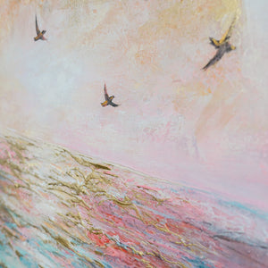 Fünf Vögel im Goldlicht – maritime Poesie handgemalt mit Rosa und Türki