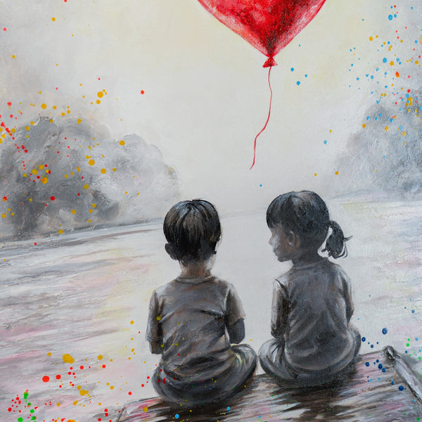 Zwei schwarz-weiße Kinder am Steg – Street Art Handmalerei mit rotem Herzballon