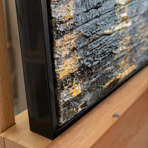 Handgemaltes atmosphärisches Stadtgemälde „Regenlaternen" – Laternen in Gold & Grau bei Nacht, 50x70 cm mit schwarzem Rahmen