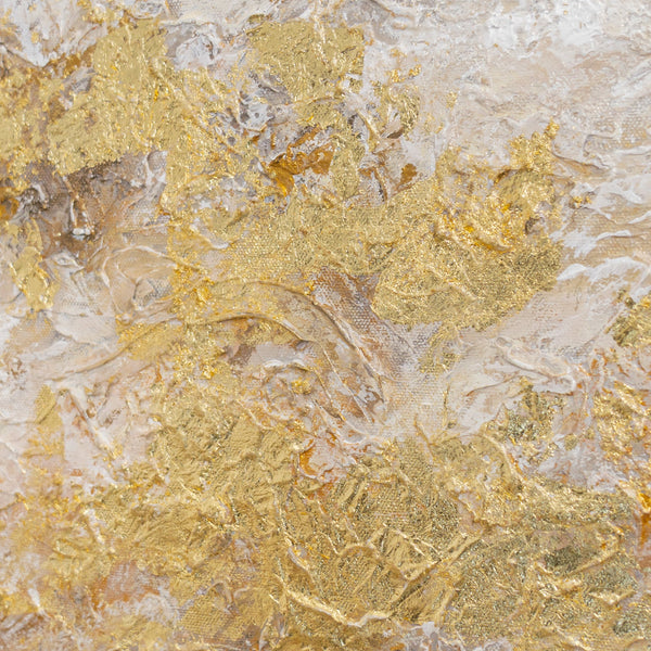 Dreidimensionale Goldreliefs auf Stuckhintergrund – Nahaufnahme des Acrylgemäldes „Goldene Wolken"