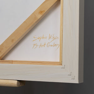 Minimalistisches Goldstreifen-Gemälde auf weißem Putzgrund – diagonale Komposition 50x70 cm