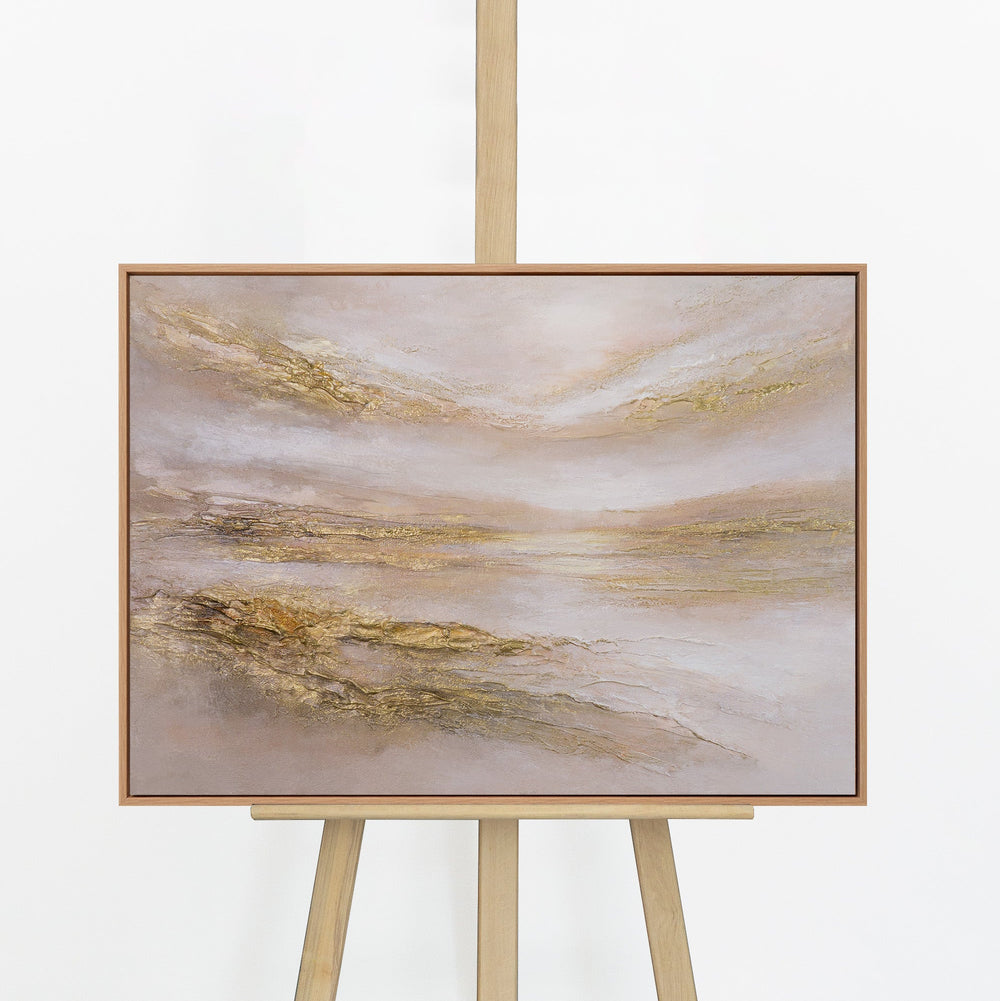 „Stiller Horizont" – Abstraktes Landschaftspanorama mit goldenen Reliefadern auf Rosa-Beige-Grund