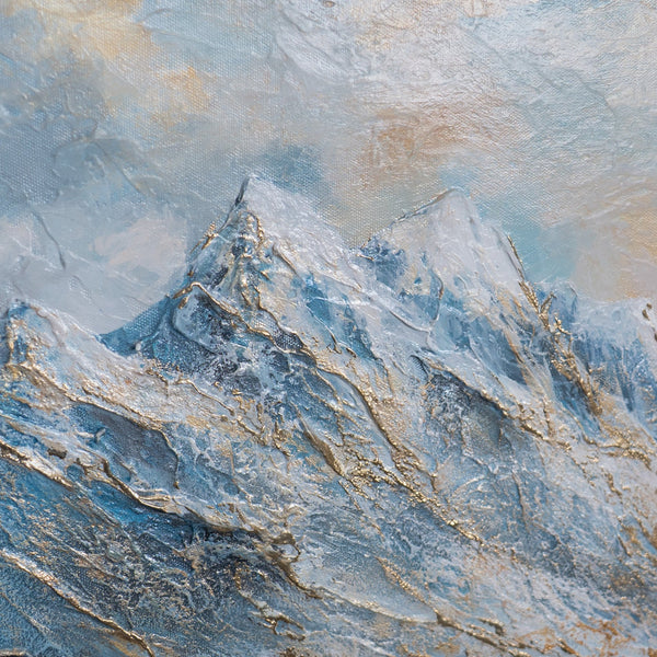 Verschneite Berggipfel mit goldenen Reliefadern – handgemaltes Landschaftsbild in Blau und Gold