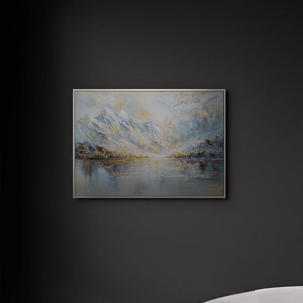 „Bergspiegelung" im modernen Wohnzimmer – handgemaltes Alpenpanorama als Wanddeko in Blau und Gold