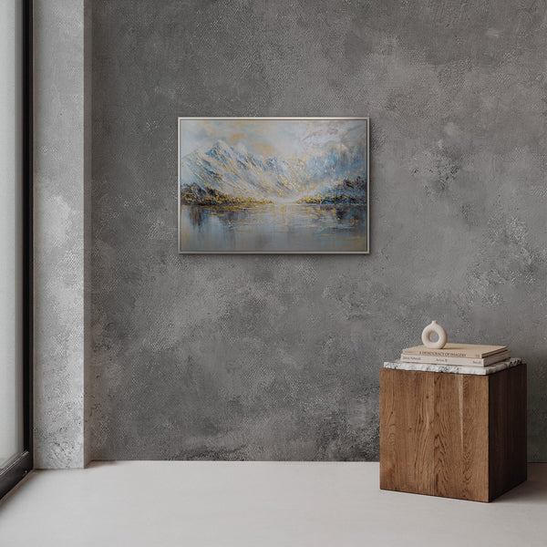Handgemaltes Bergbild im modernen Wohnzimmer – Alpenpanorama in Blau, Weiß und Gold