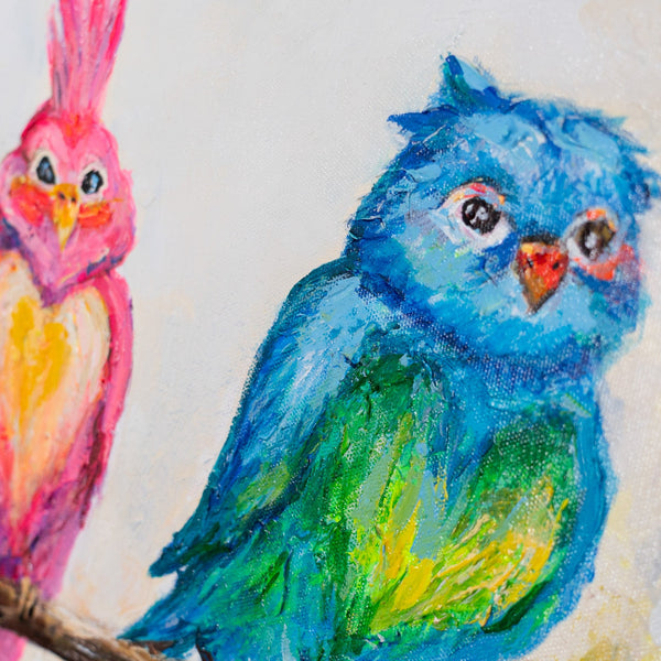 Vier bunte Eulen auf Blütenast – handgemaltes Tierbild in Gelb, Blau, Pink und Grün