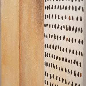 Abstraktes Leinwandbild „Stadt der Figuren" – Nahaufnahme der geometrischen Figuren in Beige und Braun