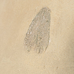 Moderne abstrakte Wandkunst in einem minimalistischen Wohnzimmer