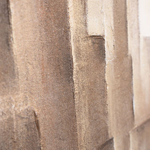 Abstrakte Leinwandkunst mit vertikaler Struktur in warmen Beigetönen