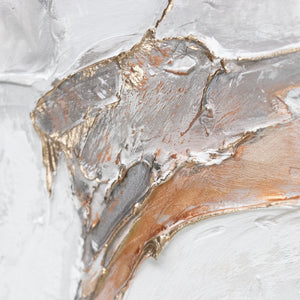 Detail eines abstrakten Gemäldes mit silbernen und goldenen Texturen auf weißem Hintergrund, modernes handgemaltes Kunstwerk auf Leinwand, Nahaufnahme