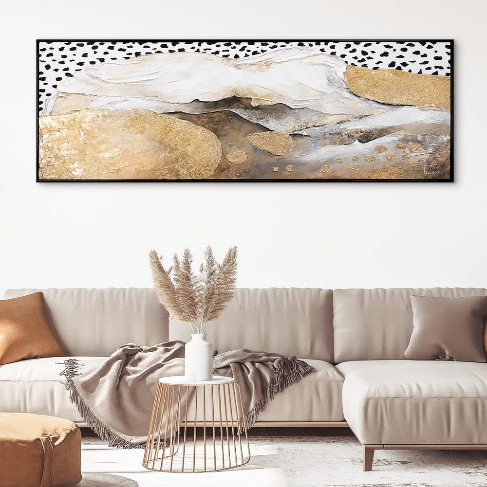 Modernes abstraktes Gemälde im Rahmen, goldene und weiße Textur, kunstvolles Wandbild, handgemalte Kunst, 100 % handgefertigt, hochwertige Acrylfarben, perfekt für Wohnzimmerdekoration, beige Sofa im Wohnzimmer