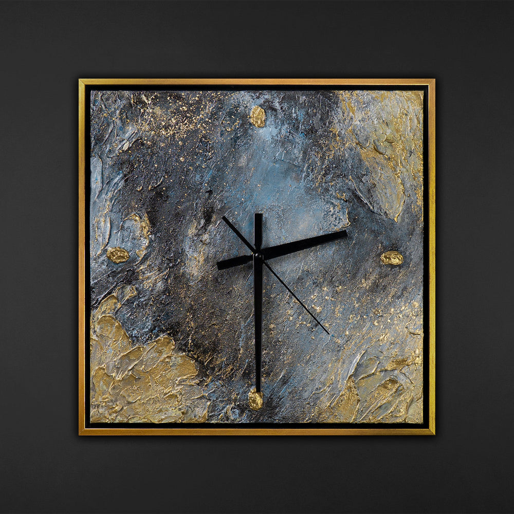 Handgemalte extravagante Wanduhr – Blau-Gold-Abstraktion – 35×35 cm