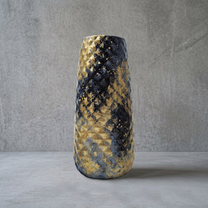 Keramikvase handbemalt, Rautenmuster in Blau und Gold, 24 cm