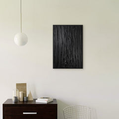 Abstraktes Acrylbild „Samt" im modernen Wohnzimmer – schwarze Wanddeko als Raumakzent
