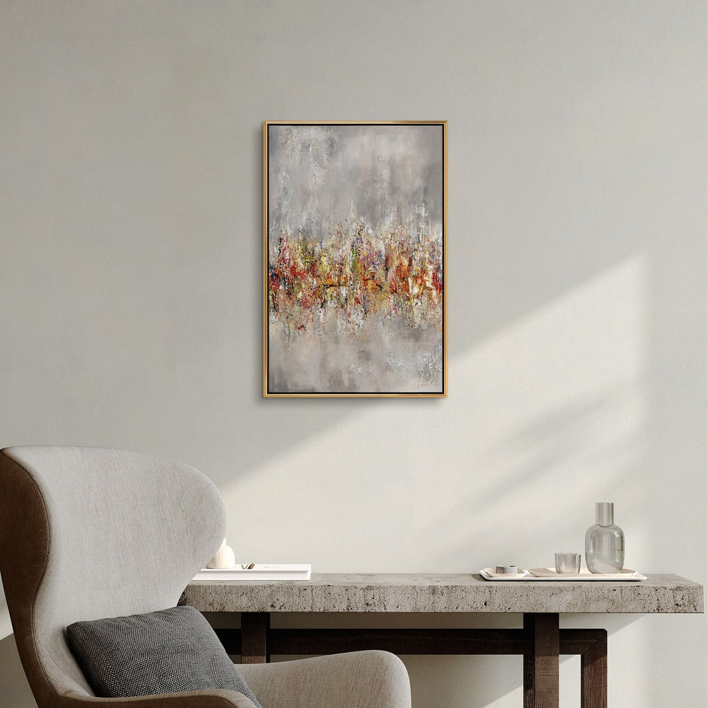 Abstraktes Gemälde „Heller Horizont" im modernen Wohnzimmer – farbige Wanddeko mit goldenem Rahmen