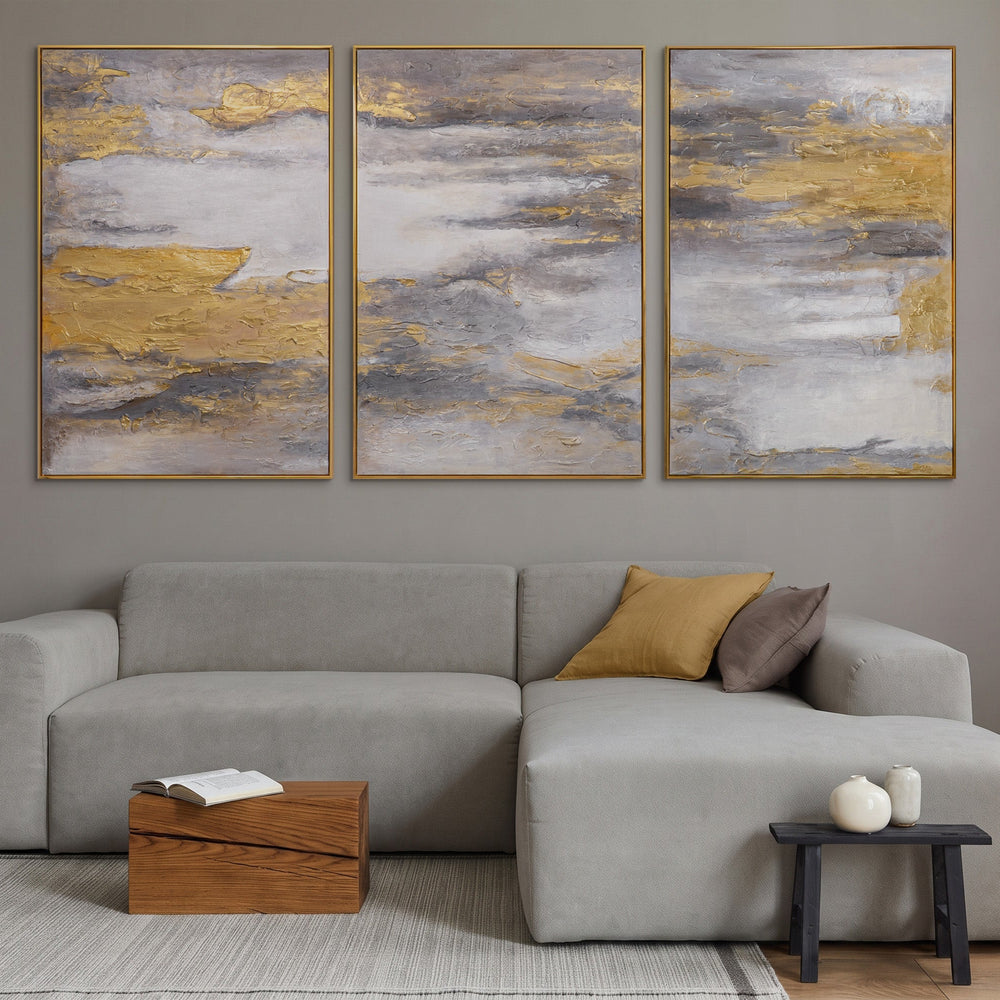 Wandbilder Wohnzimmer überm Sofa – Triptychon abstrakt in Grau, Beige und Gold über moderner Eckcouch