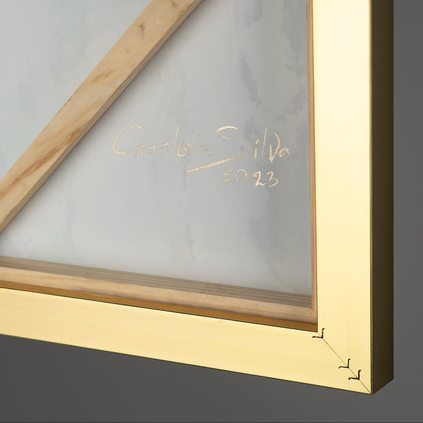Handgemaltes Acrylbild „Abstrakte Symphonie" an der Wand – Goldstruktur mit goldenem Rahmen