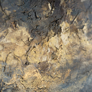 Abstraktes Landschaftsbild „Stille Morgendämmerung" – Nahaufnahme der Wolkenstruktur in Gold und Grau