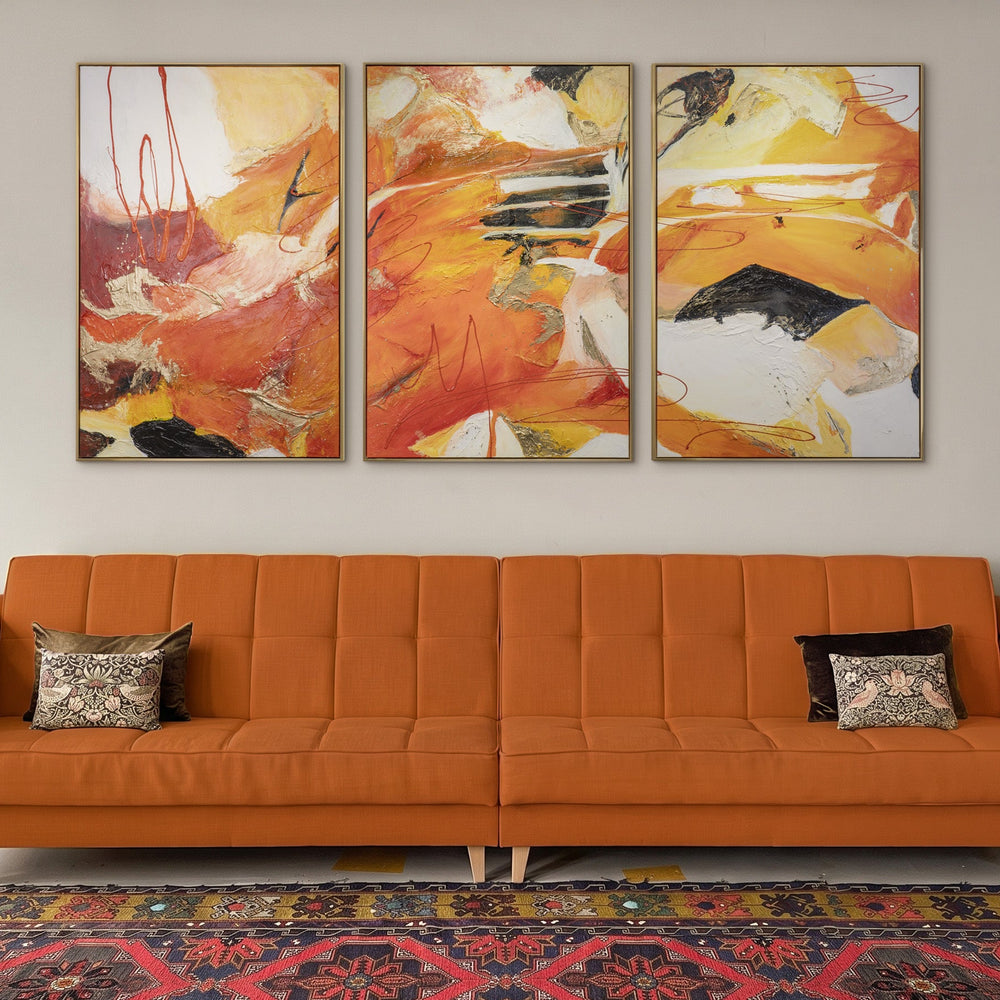 Wandbilder Wohnzimmer überm Sofa – Triptychon abstrakt in Orange, Rot und Gold über moderner Couch