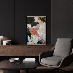 Figuratives Gemälde „Abstrakte Silhouette" im modernen Wohnzimmer – expressive Wanddeko mit beigem Rahmen