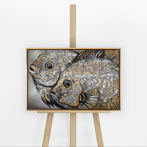 Handgemaltes Tierbild „Magische Fische" auf Staffelei – zwei Fische in Gold & Silber Relief, goldener Rahmen
