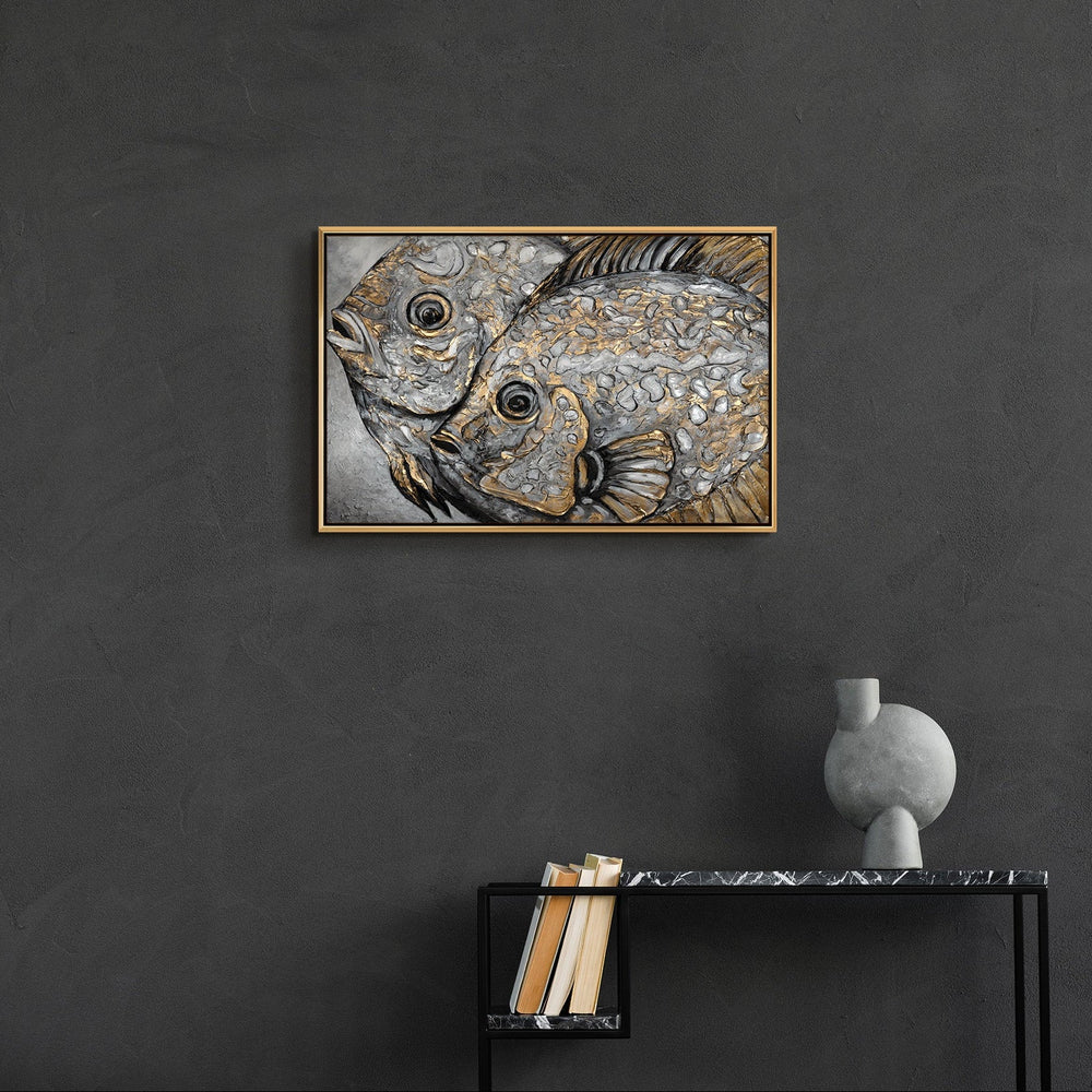 Tiergemälde „Magische Fische" im modernen Wohnzimmer – goldene Wanddeko mit Fisch-Motiv