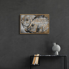 Tiergemälde „Magische Fische" im modernen Wohnzimmer – goldene Wanddeko mit Fisch-Motiv