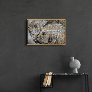 Tiergemälde „Magische Fische" im modernen Wohnzimmer – goldene Wanddeko mit Fisch-Motiv