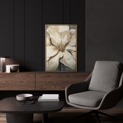 Florales Gemälde „Goldene Blüte" im modernen Wohnzimmer – elegante Blumen Wanddeko in Creme und Gold