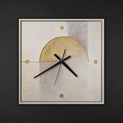 Wanduhr modern quadratisch – Lautlose Designer Wanduhr in Beige und Gold mit weißem Rahmen
