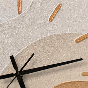 Handgemalte Wanduhr mit Bild – Abstrakte Erdton-Landschaft, 35×35 cm