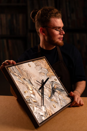 Ausgefallene Wanduhr lautlos – Handgemalte Stein-Abstraktion Beige, Sand & Gold, quadratisch