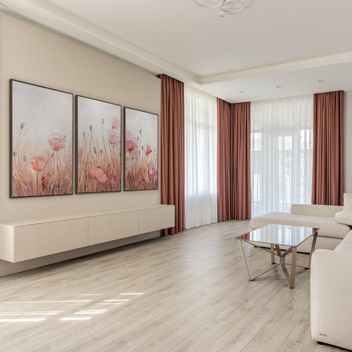 Blumen-Triptychon „April“ — handgemalt in Rosa und Beige, mit Rahmen