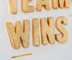 Teamwork Wins – handgemaltes Wandbild fürs Büro mit 3D-Relief, 140 × 70 cm