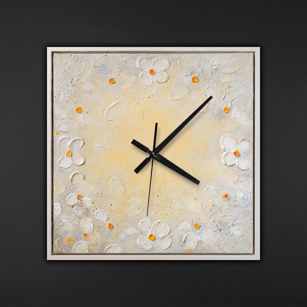 Ausgefallene Wanduhr Blumen lautlos – Handgemalte Weiß-Creme-Abstraktion, quadratisch