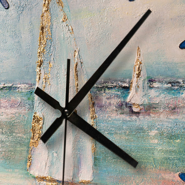 Ausgefallene Wanduhr Meer lautlos – Handgemaltes Segelboot Türkis & Gold, quadratisch