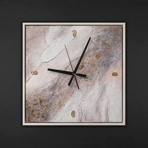 Ausgefallene Wanduhr lautlos – Handgemalte Marmor-Abstraktion Rosa, Grau & Gold, quadratisch