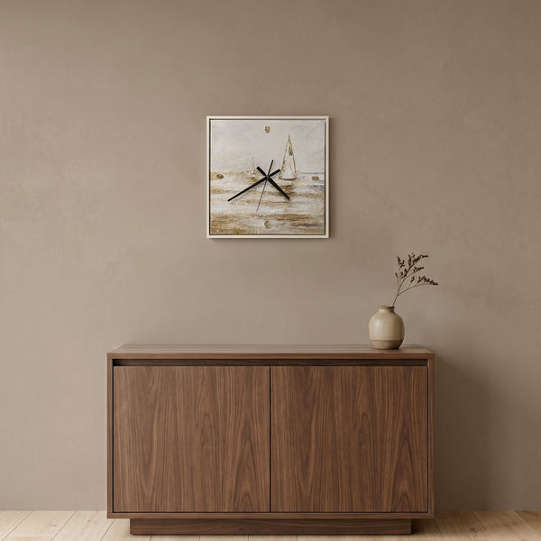 Ausgefallene Wanduhr lautlos – Handgemachtes Segelboot-Relief Weiß & Gold, minimalistisch