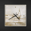 Ausgefallene Wanduhr lautlos – Handgemachtes Segelboot-Relief Weiß & Gold, minimalistisch