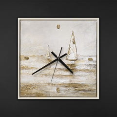 Wanduhr modern quadratisch – Lautlose Designer Wanduhr in Beige, Weiß und Gold mit Segelschiff-Motiv