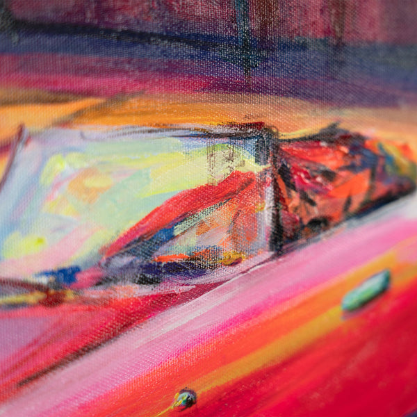 Oldtimer-Cabrio in Pink auf sonniger Straße vor mediterranem Gebäude